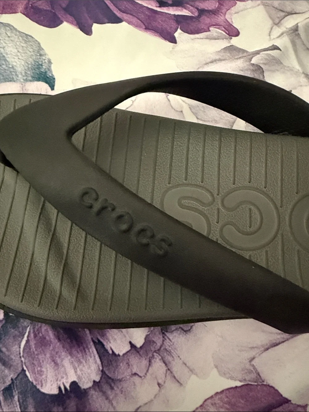 CROCS Coast Men’s Flip Flops Sz 10 Grey/Black